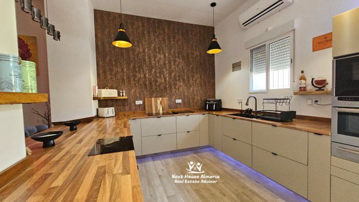 Image No.7-4 Bed Townhouse for sale