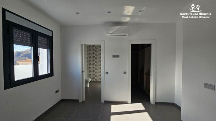 Image No.10-3 Bed Villa for sale