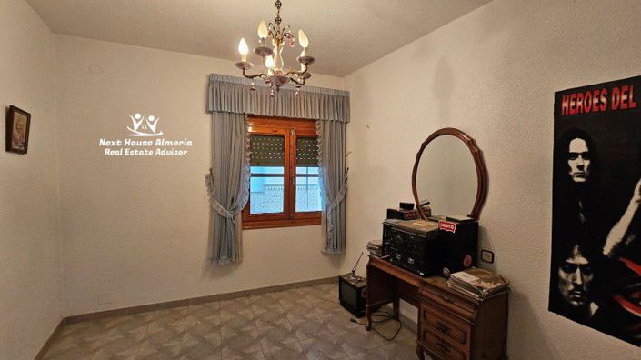 Image No.17-4 Bed Townhouse for sale