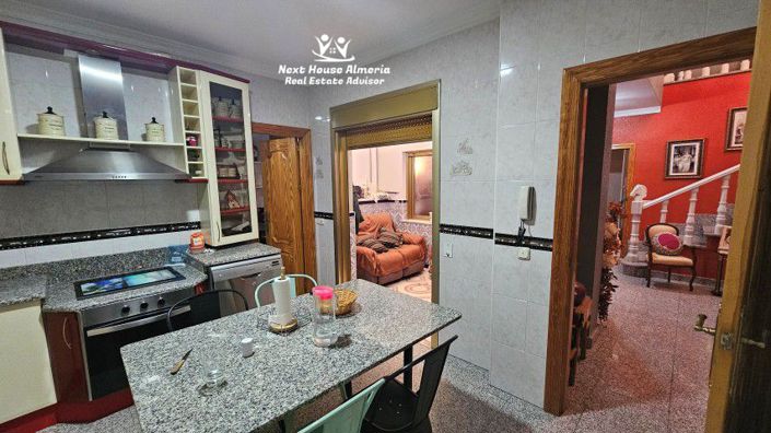 Image No.14-6 Bed Townhouse for sale