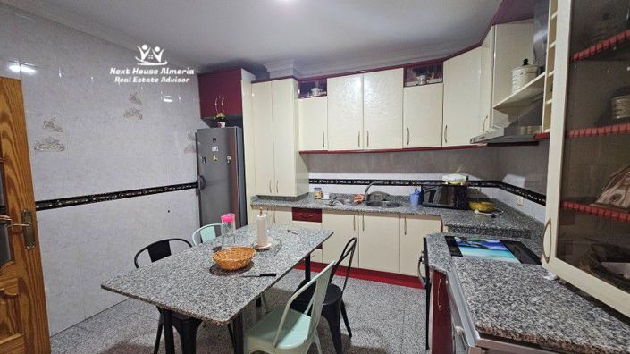 Image No.17-6 Bed Townhouse for sale