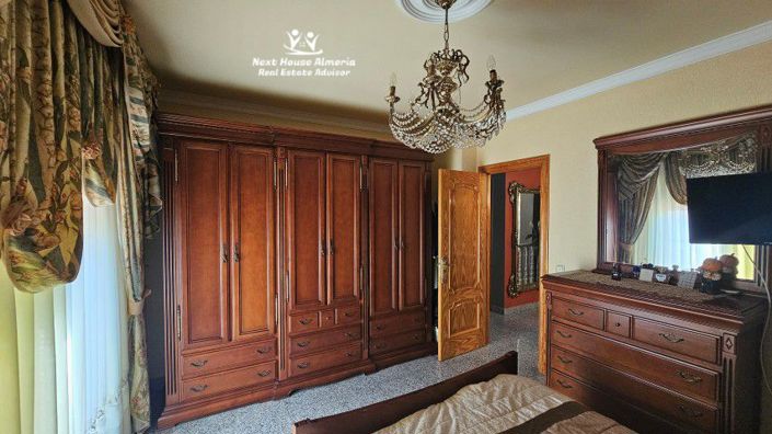 Image No.32-6 Bed Townhouse for sale