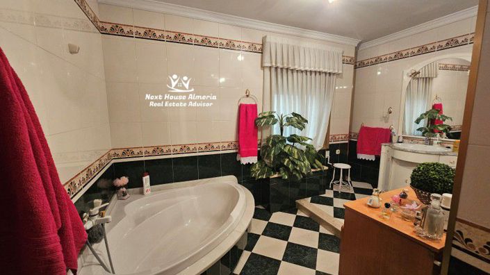 Image No.37-6 Bed Townhouse for sale