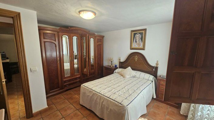 Image No.40-7 Bed Country House for sale