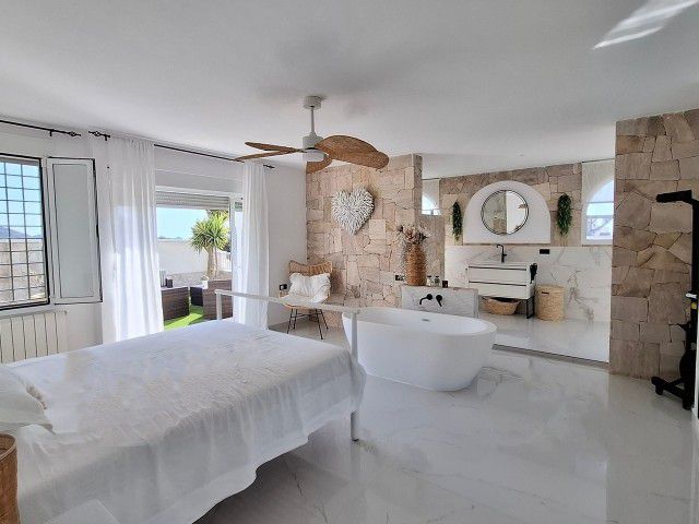 Image No.29-4 Bed Villa for sale
