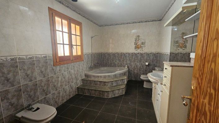 Image No.24-4 Bed Country House for sale