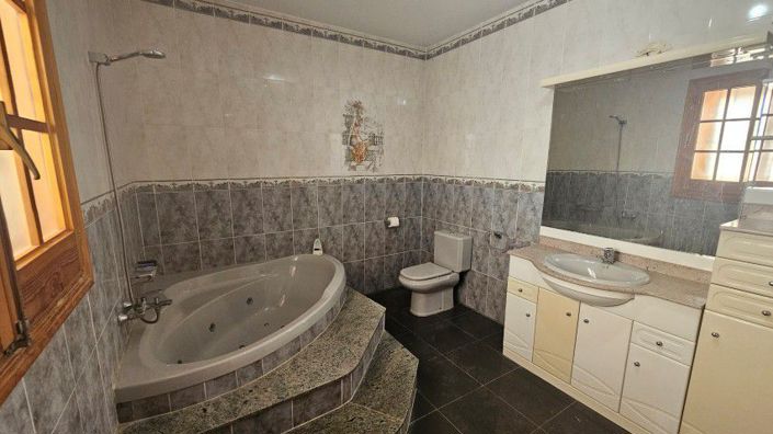 Image No.25-4 Bed Country House for sale
