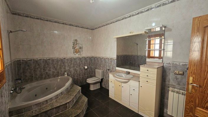 Image No.26-4 Bed Country House for sale