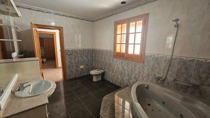 Image No.27-4 Bed Country House for sale