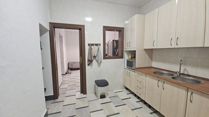 Image No.18-7 Bed Townhouse for sale