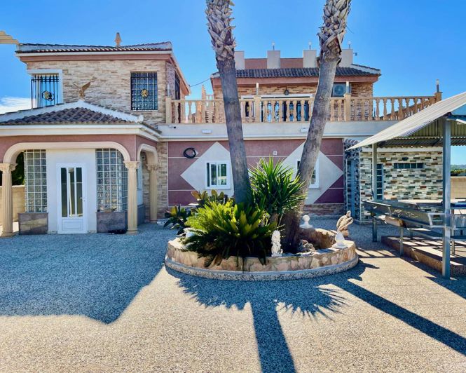 Image No.1-6 Bed Villa for sale