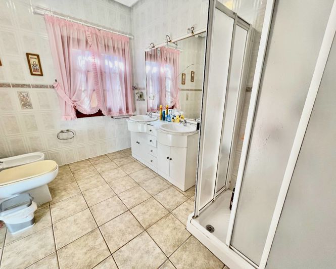 Image No.17-4 Bed Property for sale