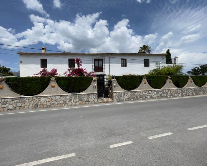 Image No.1-8 Bed Property for sale