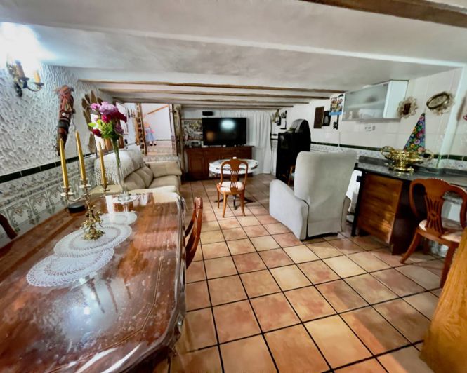 Image No.23-8 Bed Property for sale