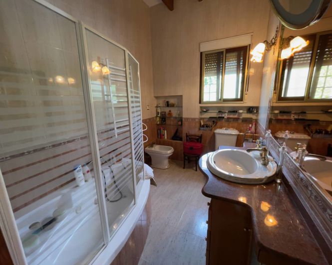 Image No.26-8 Bed Property for sale