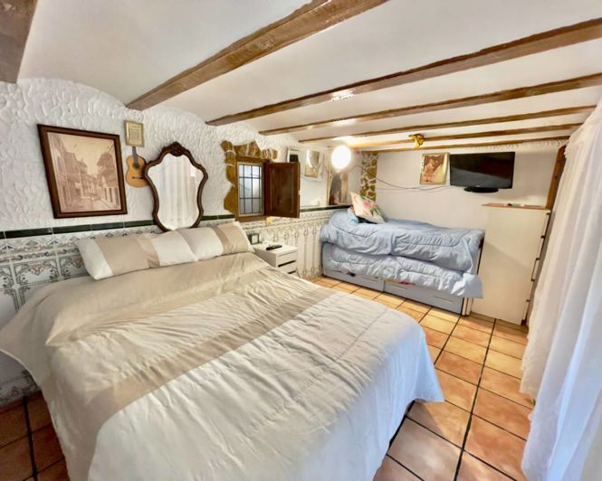 Image No.29-8 Bed Property for sale