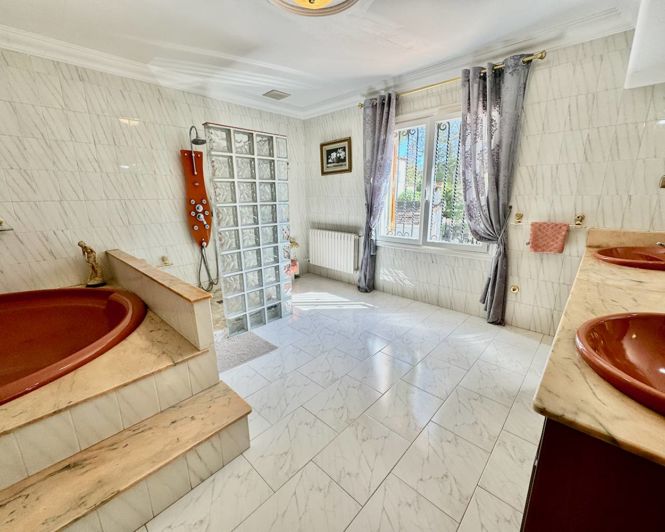 Image No.21-8 Bed Property for sale