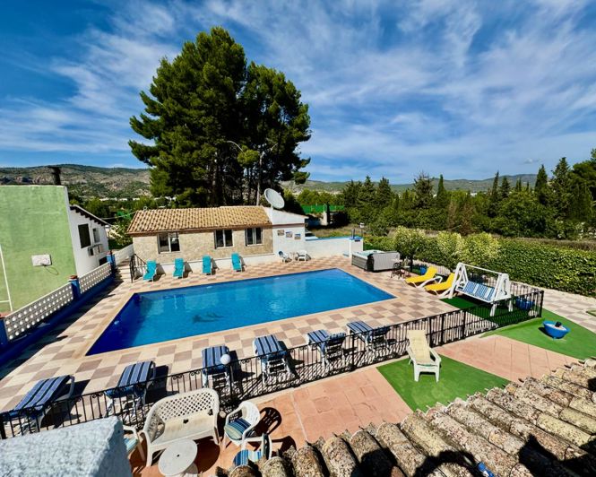 Image No.28-8 Bed Property for sale