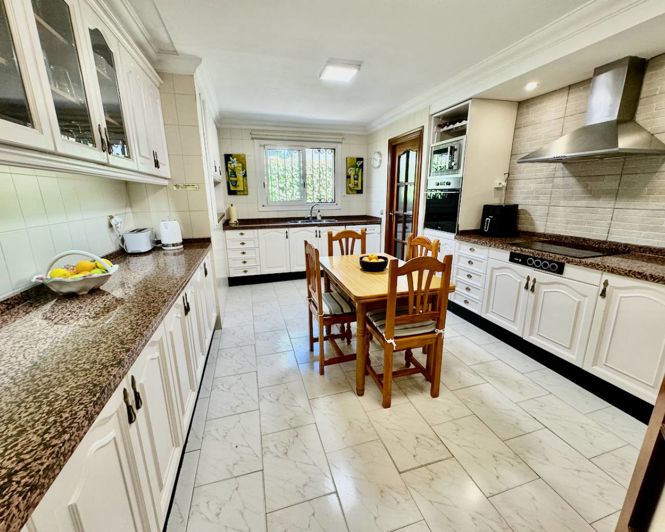 Image No.4-8 Bed Property for sale