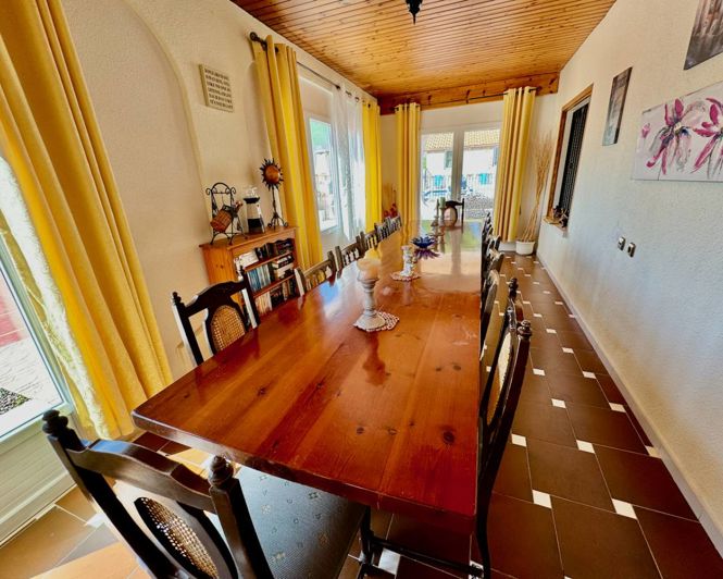 Image No.8-8 Bed Property for sale