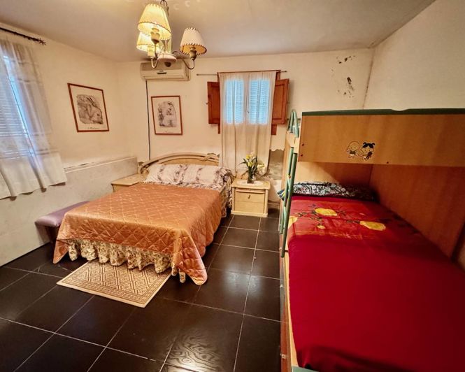 Image No.17-4 Bed Property for sale