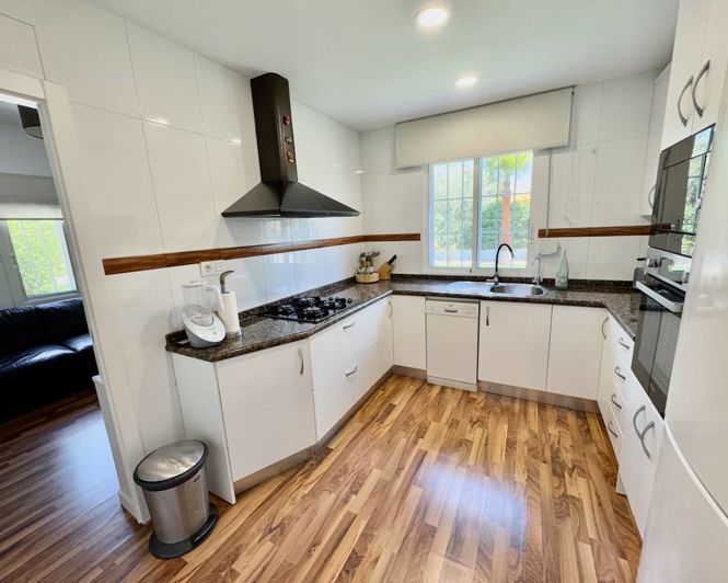 Image No.10-3 Bed Property for sale