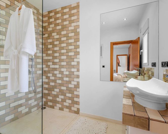 Image No.20-7 Bed Villa for sale