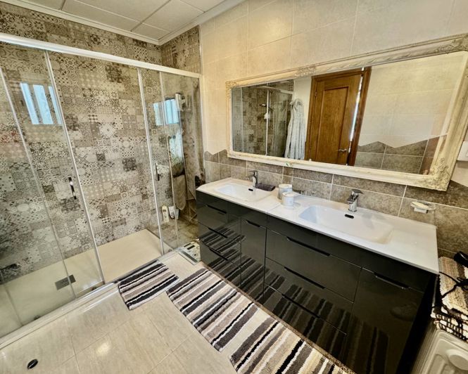 Image No.16-4 Bed Property for sale