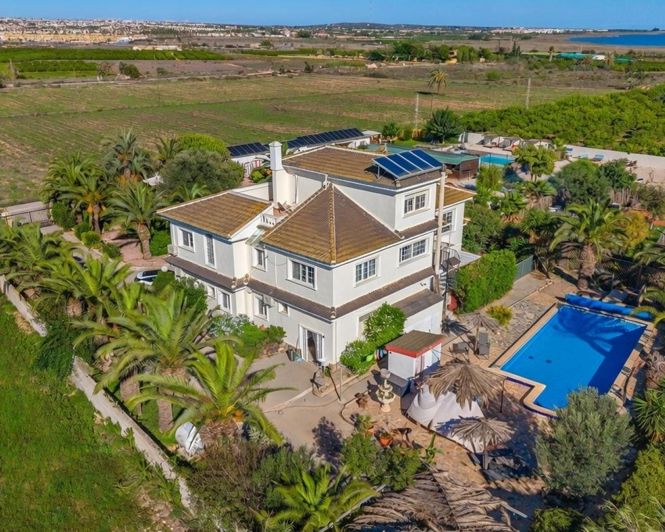 Image No.2-10 Bed Property for sale