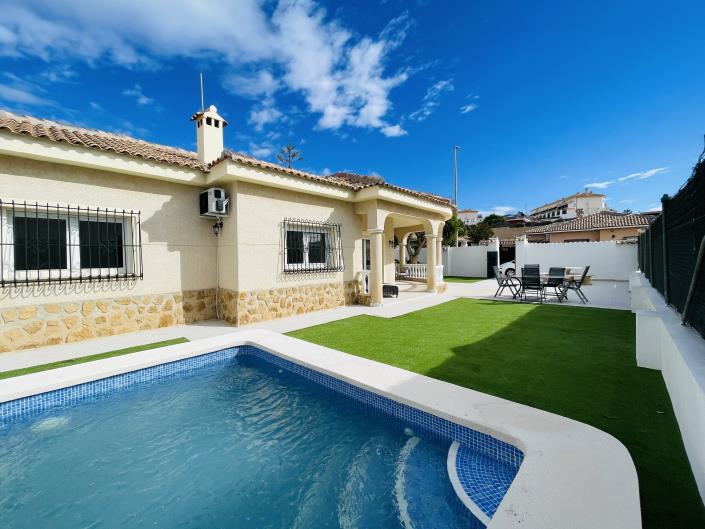 3 Bedrooms villa for sale in Lo Santiago Private pool £206490 (Ref