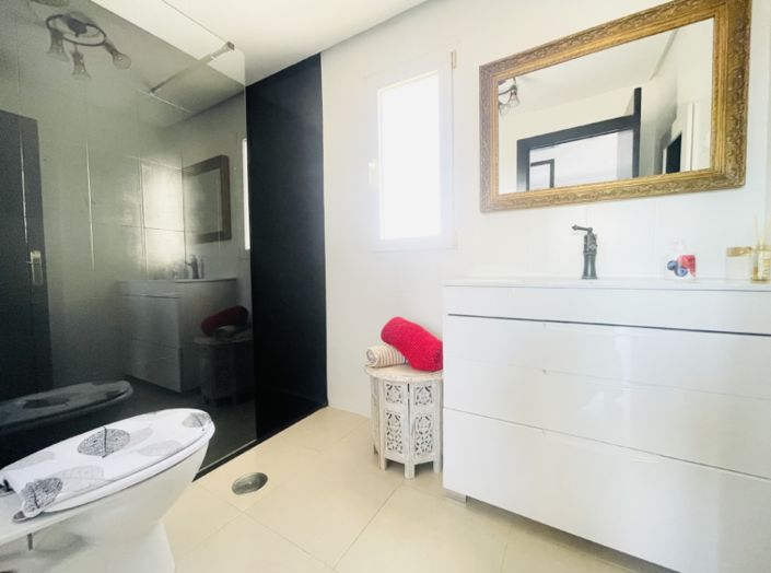 Image No.26-2 Bed Townhouse for sale