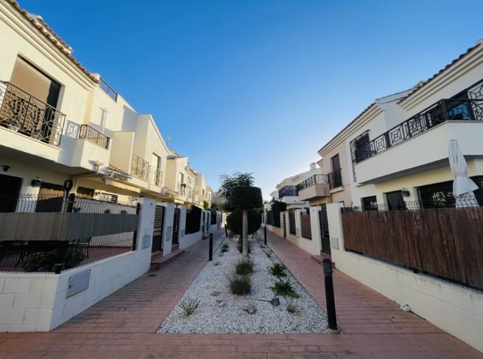 Image No.30-3 Bed Townhouse for sale