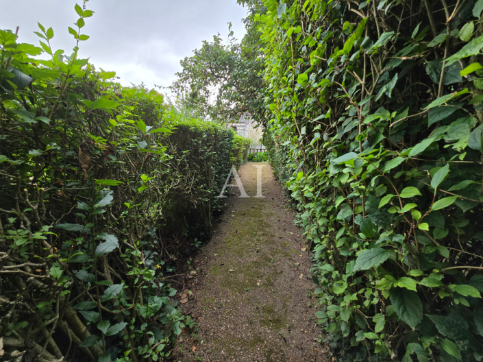 Image No.7-7 Bed House for sale