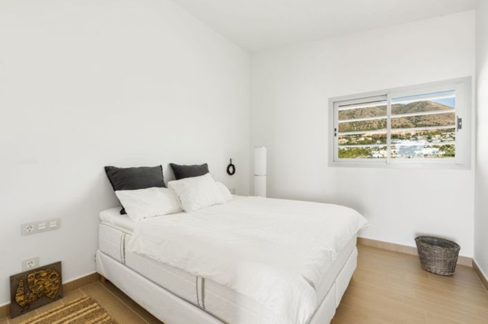 Image No.11-3 Bed Property for sale