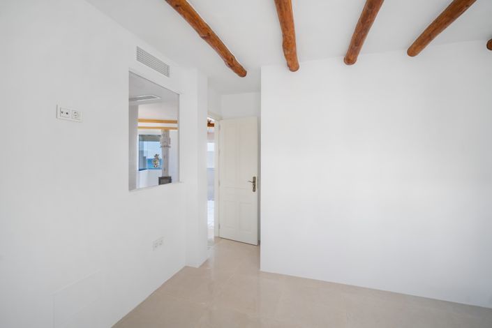 Image No.12-4 Bed Townhouse for sale