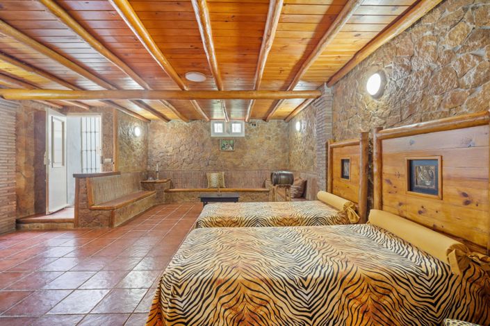 Image No.20-4 Bed Townhouse for sale