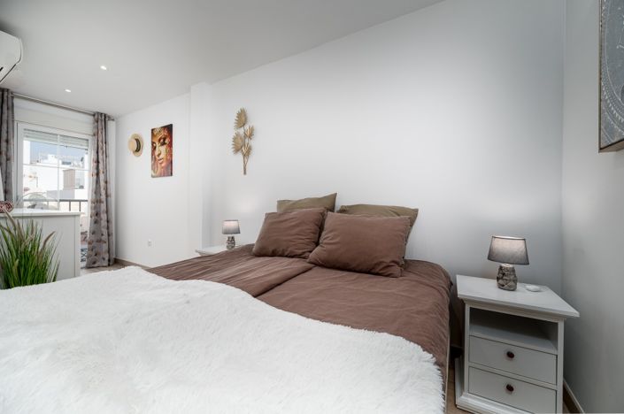 Image No.14-2 Bed Property for sale