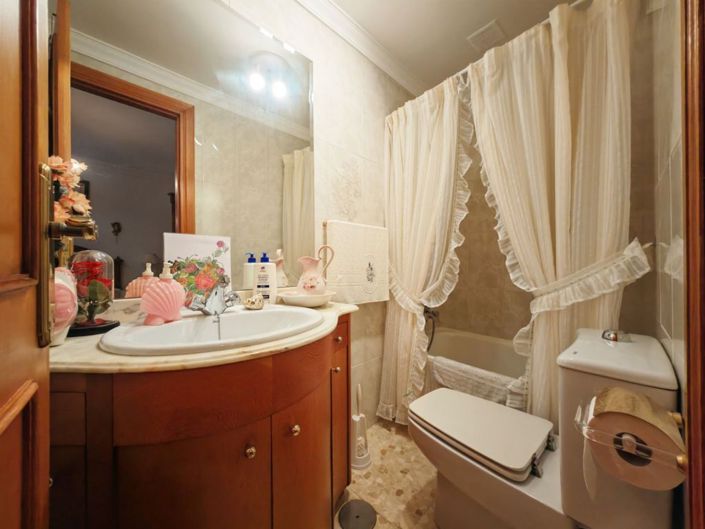 Image No.11-5 Bed Property for sale