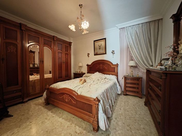 Image No.12-5 Bed Property for sale