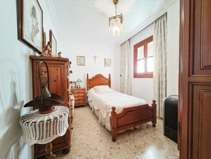 Image No.8-5 Bed Property for sale