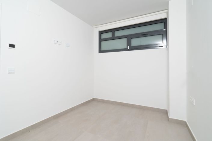 Image No.31-5 Bed Townhouse for sale