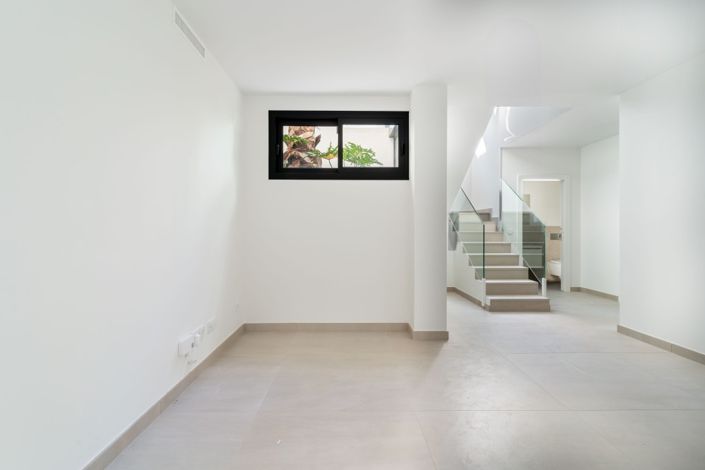 Image No.32-5 Bed Townhouse for sale