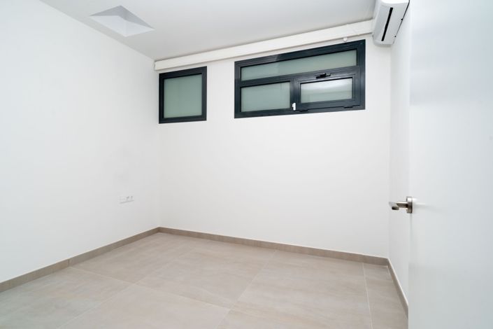 Image No.38-5 Bed Townhouse for sale