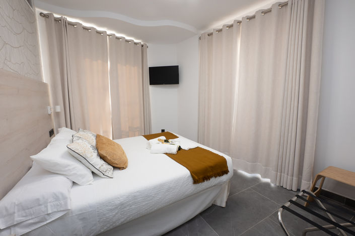 Image No.11-9 Bed Commercial for sale