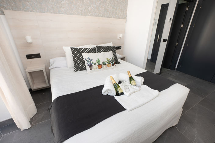 Image No.4-9 Bed Commercial for sale