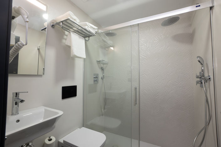 Image No.7-9 Bed Commercial for sale