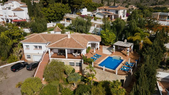 Image No.1-Villa de 4 chambres à vendre à Nerja
