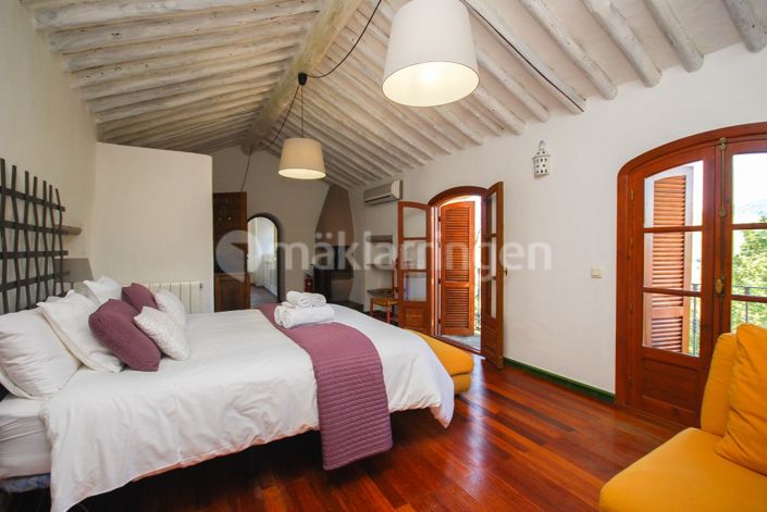 Image No.11-18 Bed Villa for sale