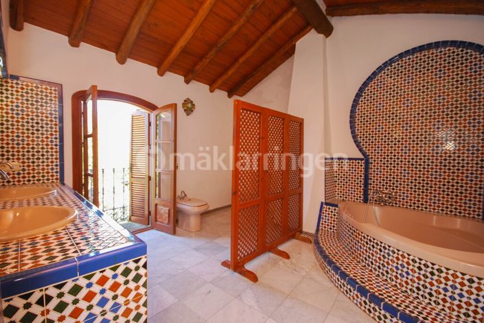 Image No.12-18 Bed Villa for sale