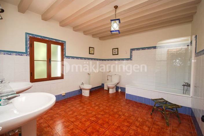 Image No.15-18 Bed Villa for sale